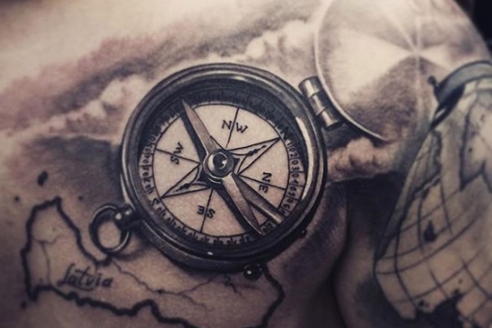 Tetovaža kompas i karta sveta